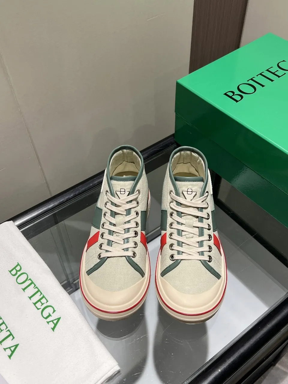 p540🐮🐮Bottega Veneta BV's latest Eliot series, retro basketball shoes, casual sports canvas shoes, become gods when they are launched! [Celebration] [Celebration] A 1:1 copy of the original version, [Fireworks] original material, [Fireworks] original color system, inspired by retro basketball sneakers, the color combination highlights youthful vitality, and perfectly interprets the theme of youth and childlike innocence. The details are also very particular. The summer canvas brings excellent durability and comfort. Designs such as calfskin trim, rubber toe caps and hand-painted retro red lines are full of retro feel. The round toe and convex sole add a modern feel and are suitable for various styles. Easily create a fashionable atmosphere. The upper foot is the focus...can be worn as a couple's shoes...each shoe has more taste and attitude! Fabric: Original customized high-density canvas + cowhide Lining: Original customized breathable canvas Insole: movable latex cowhide insole. Sole: original molded non-slip and wear-resistant TPU material. Sole thickness: 3cm. Size: women's size 35#-40#, men's size 39#-45#.